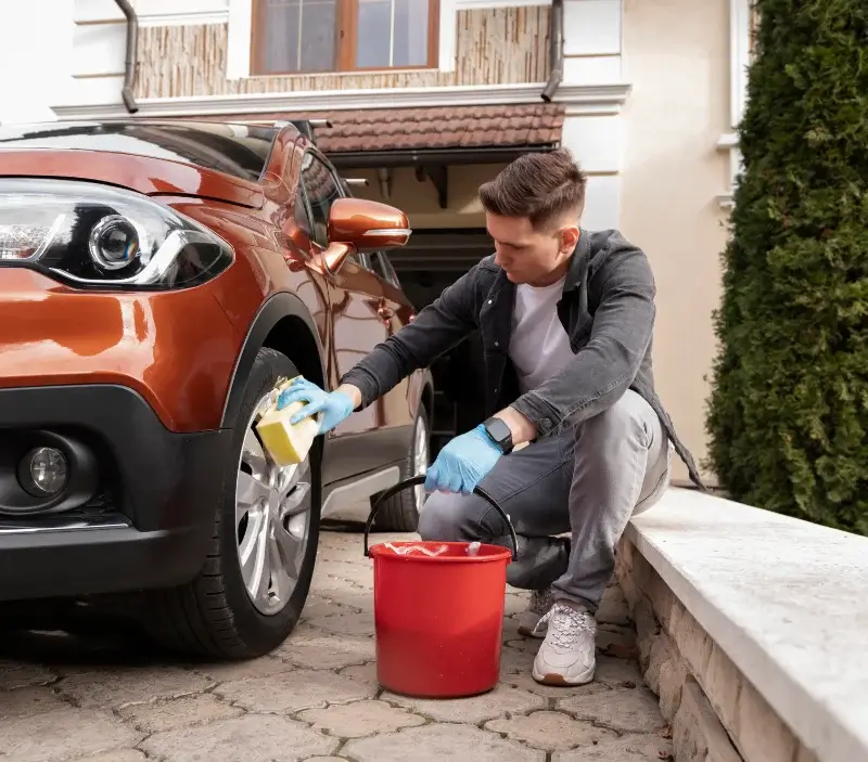 Lavage auto à domicile Dommartin-le-Saint-Père : professionnel intervenant sur un véhicule